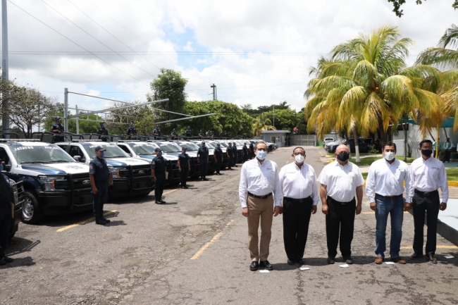 Gobernador entrega patrullas, equipo de protección e incentivos a policías
