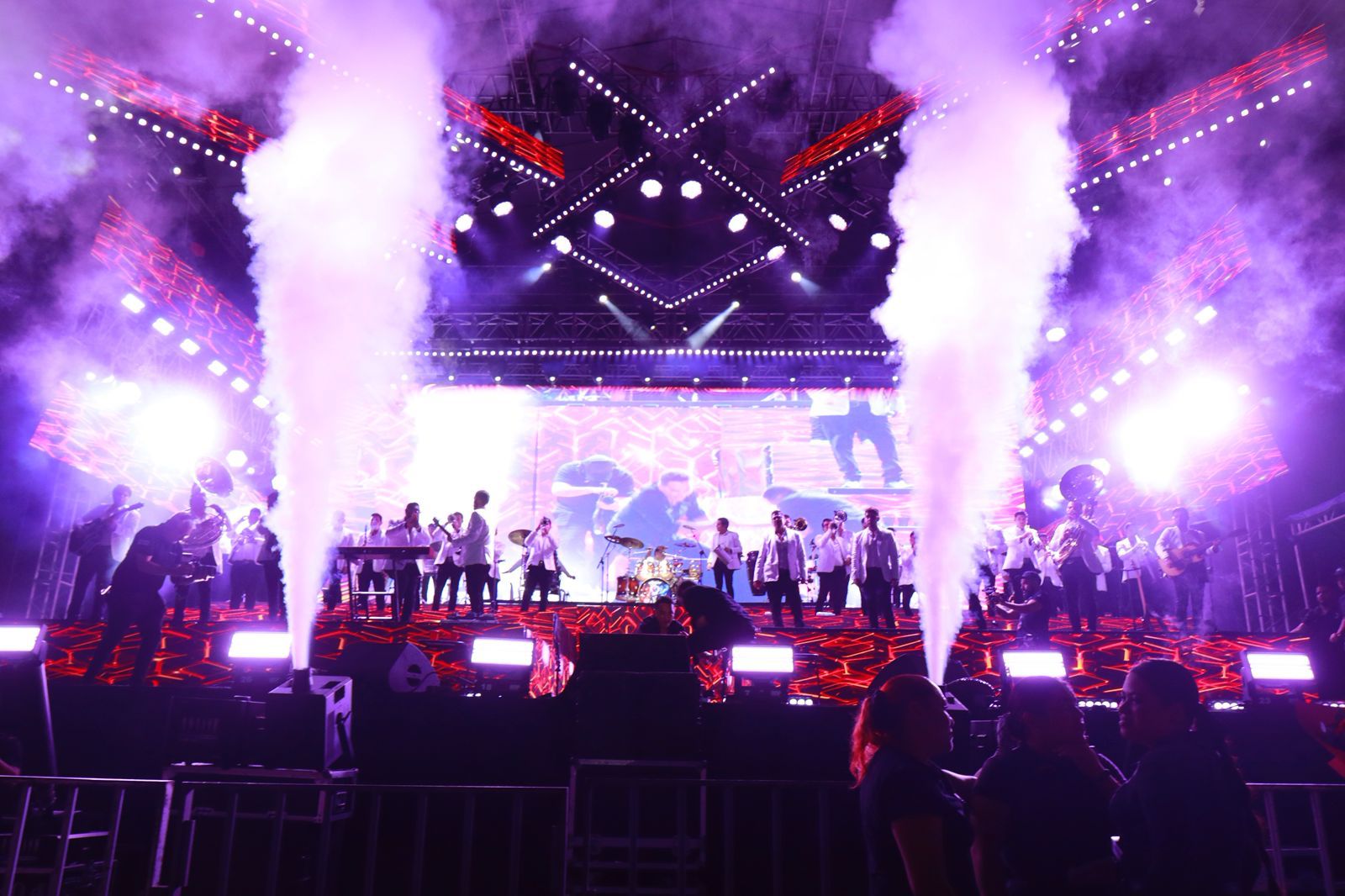 Miles disfrutan el último concierto gratuito en la Feria de Colima, con Jorge Medina y Josi Cuen