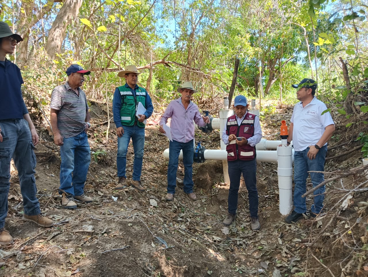 Gobierno del Estado de Colima instala línea de conducción de agua en Venustiano Carranza, Manzanillo.