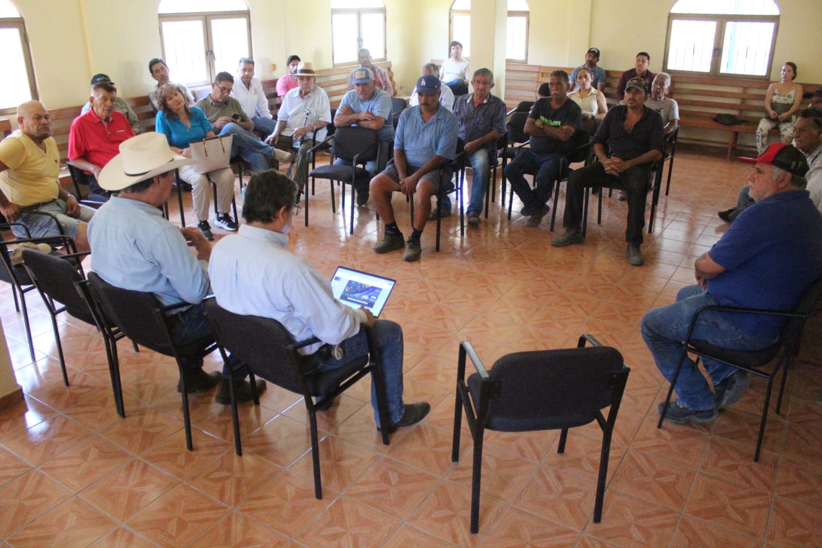 Productores de mango en Manzanillo escuchan alternativas de financiamiento para capacitación de agua.