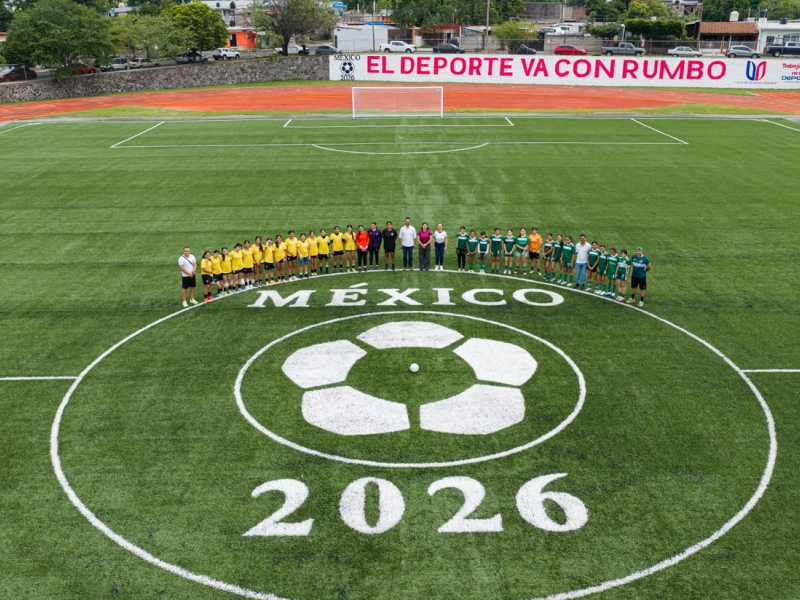 Indira Vizcaíno y Sedatu entregaron la cancha sintética de futbol en la Unidad de La Villa
